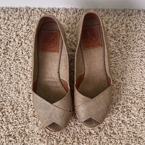 Tory Burch Peep Toe Wedge: gold, size 5B